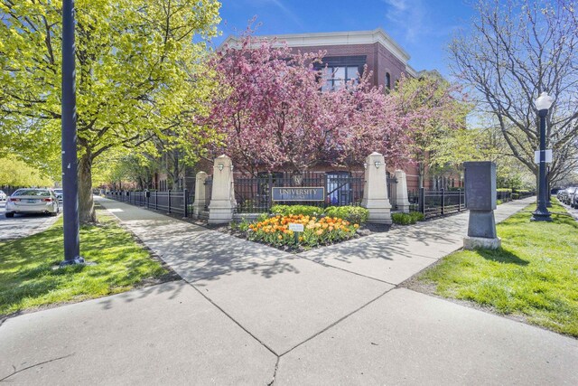view of front of house featuring a fenced front yard