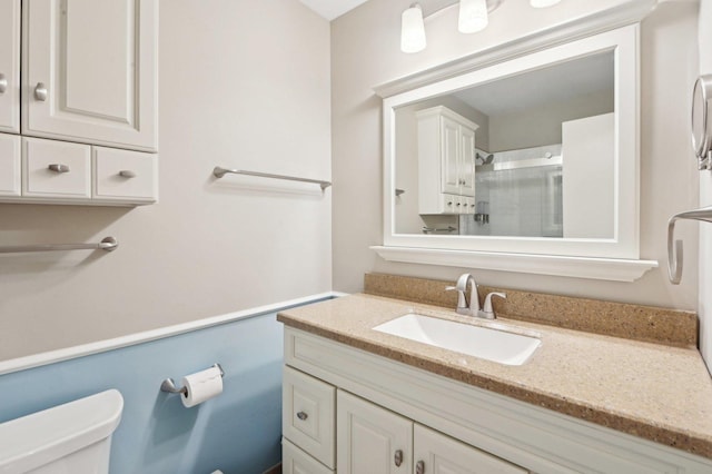 4569 Gettysburg Dr, Rolling Meadows, IL 60008 - full bath featuring an enclosed shower, toilet, and vanity