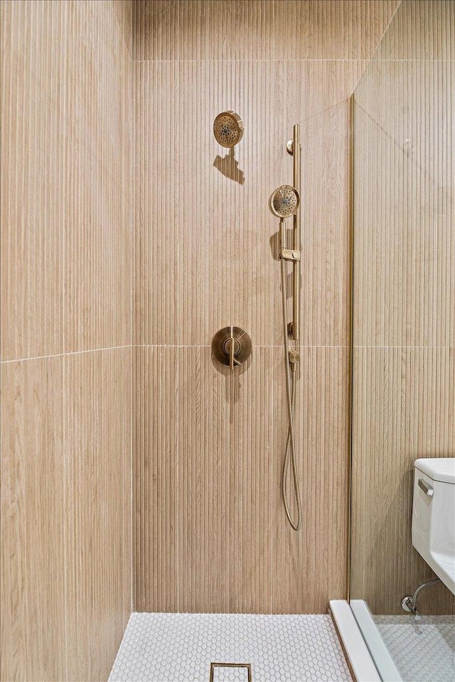 details featuring a tile shower
