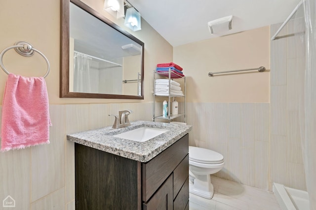 710 E 194th St, Glenwood, IL 60425 - full bath featuring vanity, toilet, curtained shower, and a wainscoted wall