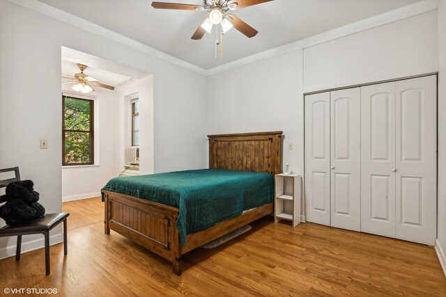 bedroom featuring light wood-style floors, baseboards, crown molding, and ceiling fan