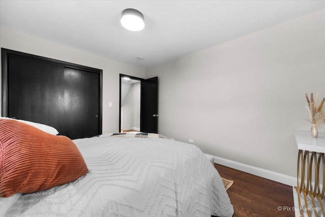 4430 Roslyn Rd, Downers Grove, IL 60515 - bedroom featuring wood finished floors and baseboards