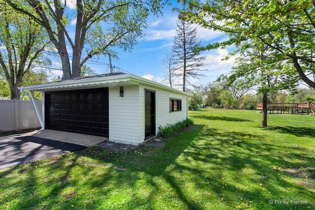 4430 Roslyn Rd, Downers Grove, IL 60515 - detached garage with fence
