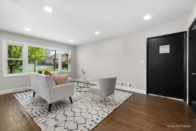 4430 Roslyn Rd, Downers Grove, IL 60515 - living area with wood finished floors, visible vents, baseboards, and recessed lighting