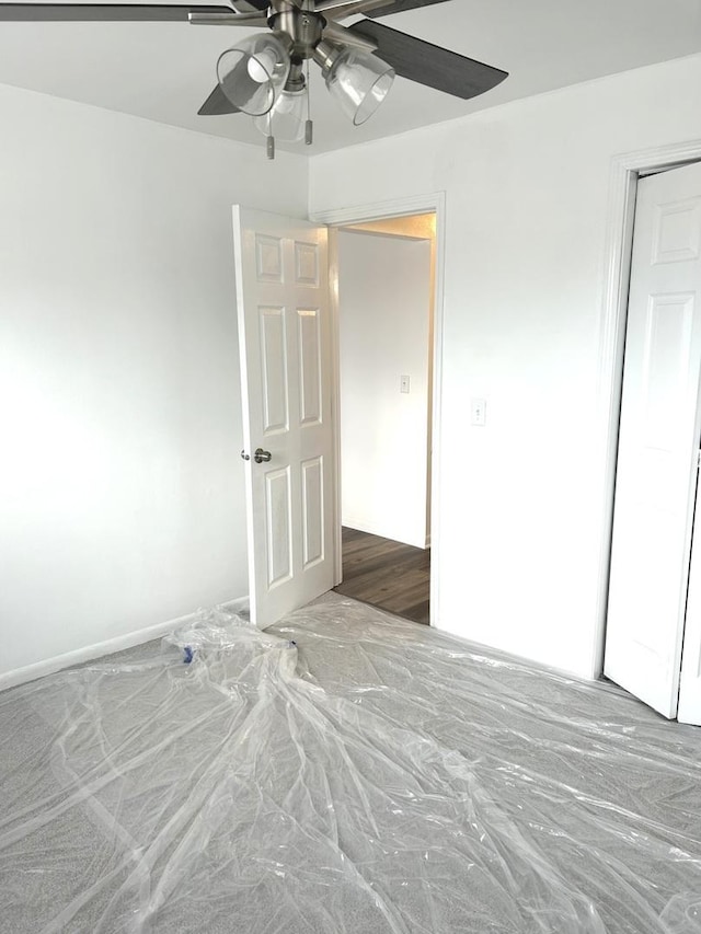 unfurnished bedroom featuring a ceiling fan