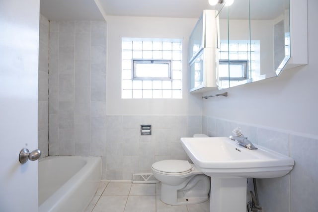 2724 W 96th Pl, Evergreen Park, IL 60805 - bathroom featuring tile patterned flooring, a bathing tub, toilet, tile walls, and visible vents