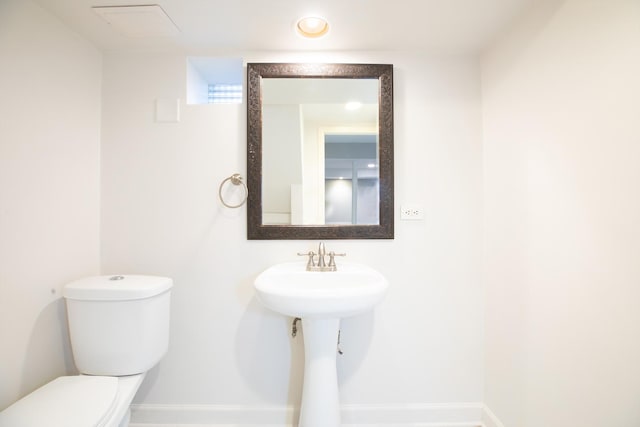 2724 W 96th Pl, Evergreen Park, IL 60805 - bathroom with toilet and baseboards