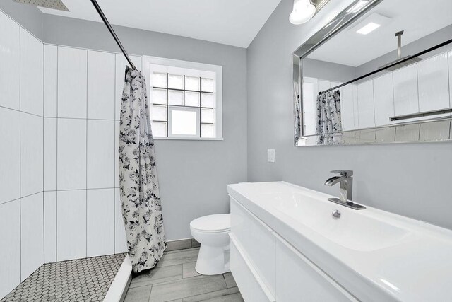 7315 S California Ave, Chicago, IL 60629 - full bath featuring toilet, curtained shower, and vanity