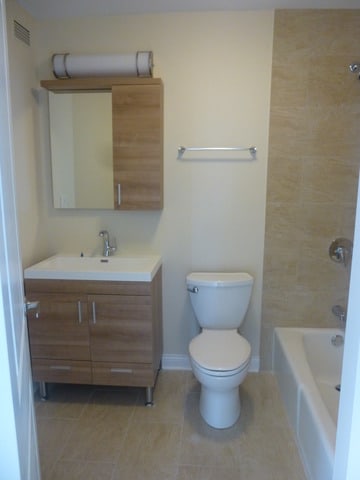 full bath featuring visible vents, tile patterned flooring, vanity, baseboards, and toilet