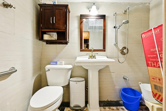 7303 N Campbell Ave Unit A, Chicago, IL 60645 - bathroom with toilet and tile walls
