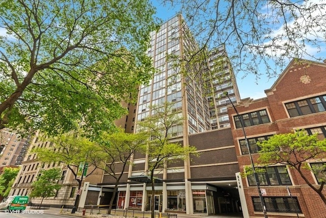 view of apartment building / complex