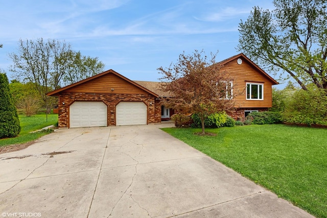 view of front of home featuring driveway, a front lawn, and a garage