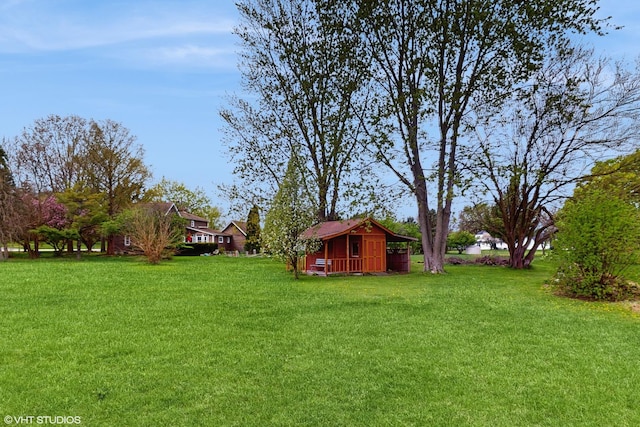 view of yard featuring an outdoor structure and a storage shed