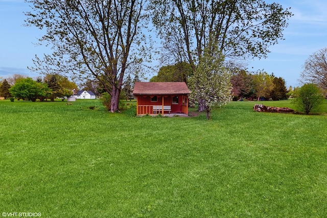view of yard with an outbuilding