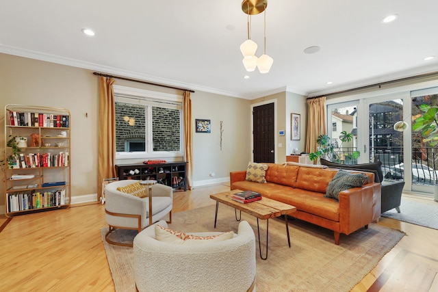 living room featuring ornamental molding, light wood-style flooring, recessed lighting, and baseboards
