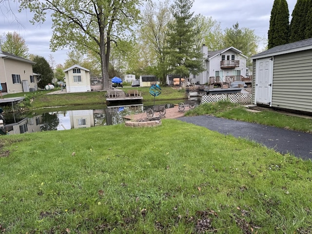 view of grassy yard featuring a water view