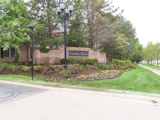 community / neighborhood sign featuring a lawn