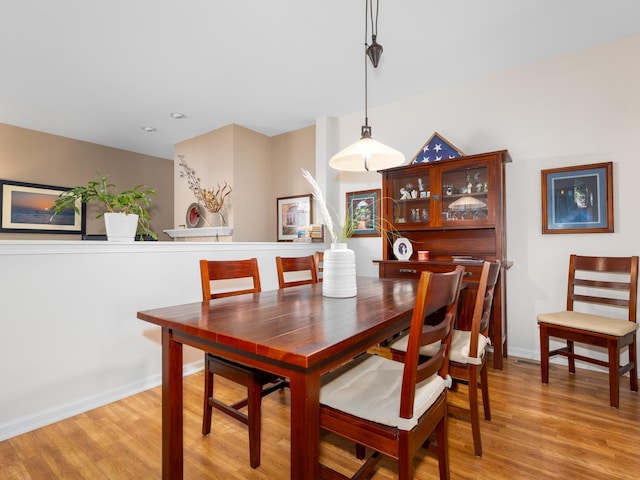 dining area featuring light wood-style floors, baseboards, and recessed lighting