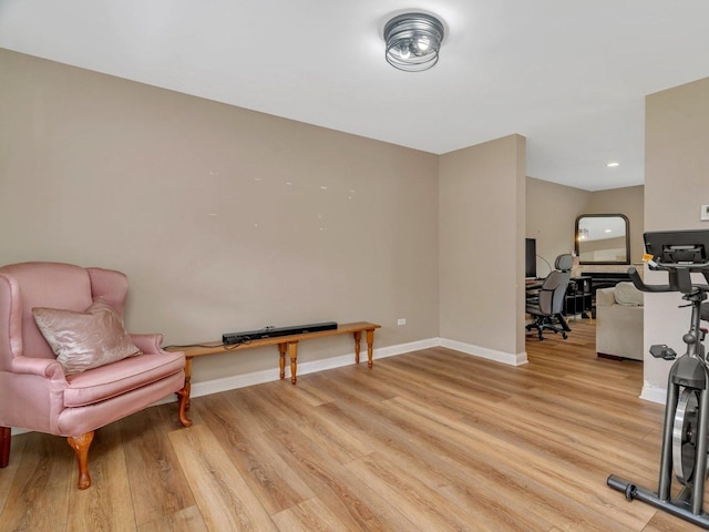 living area with light wood-style flooring, baseboards, and recessed lighting