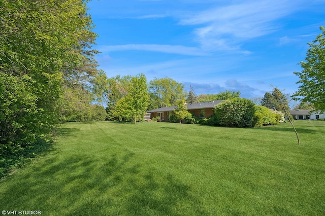 1050 Cedar Ln, Lake Forest, IL 60045 - view of grassy yard