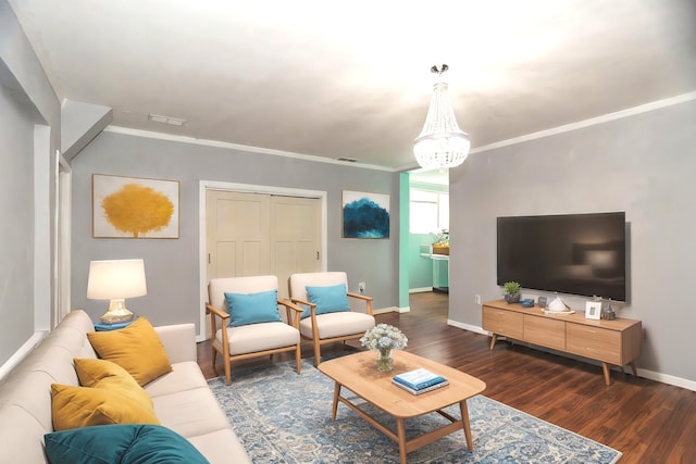 living area featuring crown molding, visible vents, wood finished floors, baseboards, and a notable chandelier