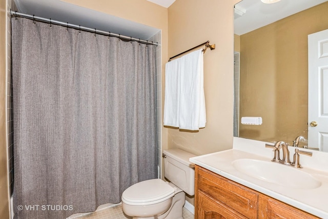 1057 Ponca Dr, Batavia, IL 60510 - full bathroom with toilet, vanity, and a shower with curtain