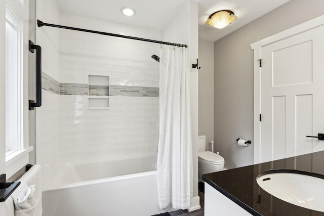 bathroom featuring shower / tub combo with curtain, vanity, toilet, and recessed lighting