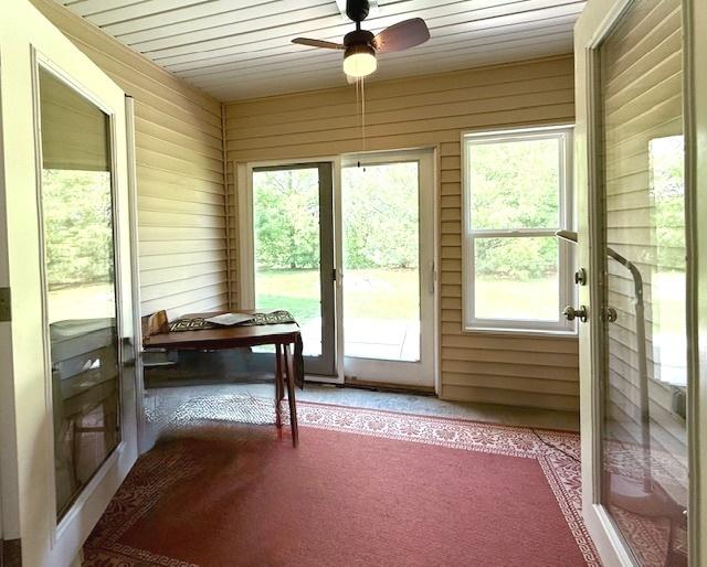 sunroom featuring a ceiling fan