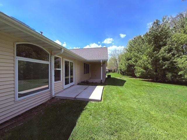 view of yard featuring a patio