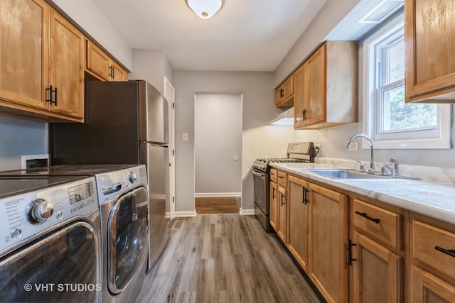 washroom featuring light wood-style flooring and independent washer and dryer