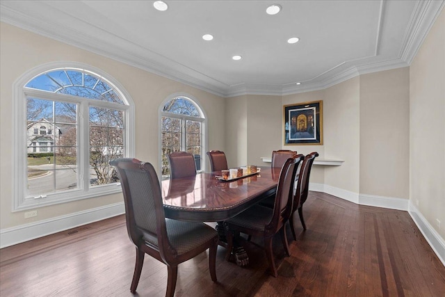dining space featuring crown molding, recessed lighting, baseboards, wood finished floors, and visible vents