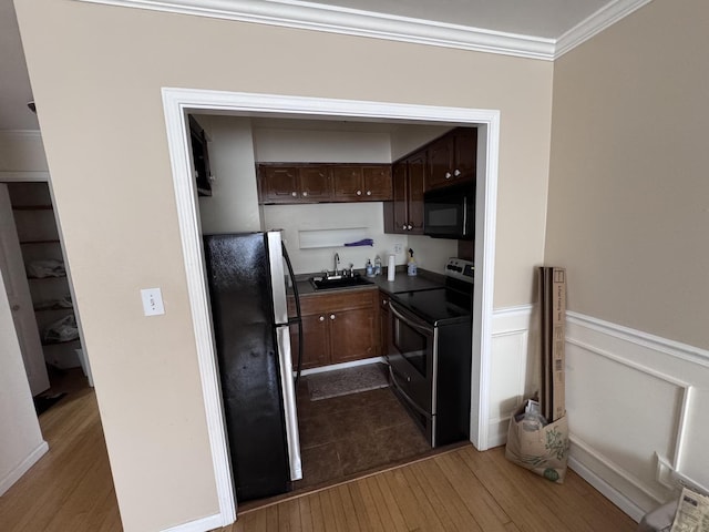 660 Washington Blvd Unit 5, Oak Park, IL 60302 - kitchen featuring stainless steel appliances, a sink, dark countertops, dark wood-type flooring, and crown molding