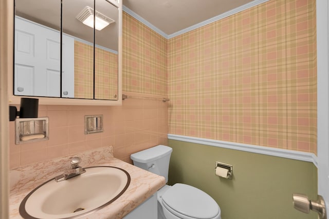 2900 Maple Ave Unit 5A, Downers Grove, IL 60515 - half bath featuring crown molding, vanity, toilet, wallpapered walls, and visible vents