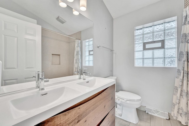 1800 W Melrose St, Chicago, IL 60657 - full bath with toilet, double vanity, lofted ceiling, and a shower with curtain