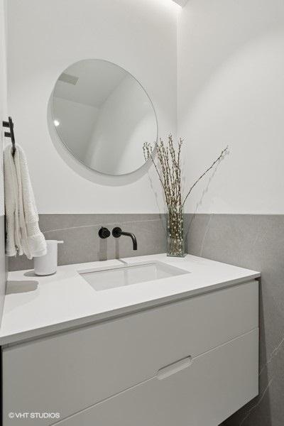 1917 S Calumet Ave, Chicago, IL 60616 - bathroom with vanity and tile walls