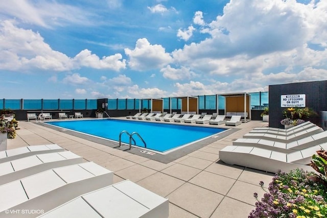 1917 S Calumet Ave, Chicago, IL 60616 - community pool with a patio area