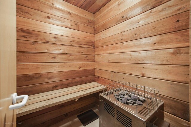 832 Ironwood Dr, Frankfort, IL 60423 - relaxing sauna with wooden walls