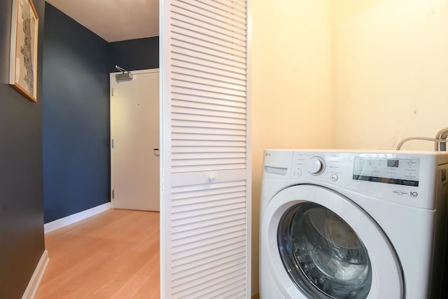 1101 S State St Unit 2100, Chicago, IL 60605 - laundry room featuring washer / clothes dryer, laundry area, baseboards, and light wood-style flooring