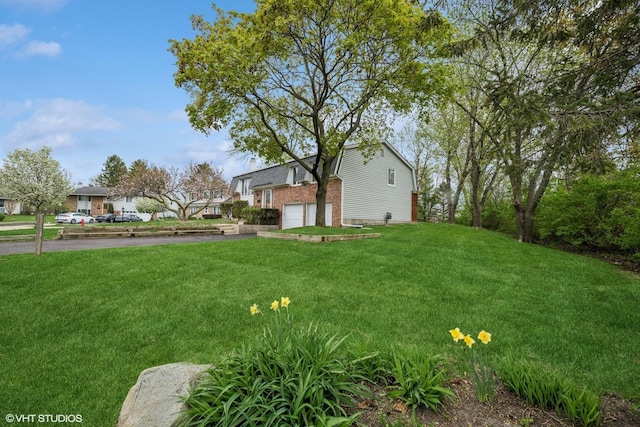 965 Sycamore Ct, Hoffman Estates, IL 60192 - view of grassy yard featuring asphalt driveway and an attached garage