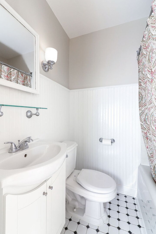 845 Smith St, Glen Ellyn, IL 60137 - bathroom featuring wainscoting, toilet, vanity, and shower / tub combo