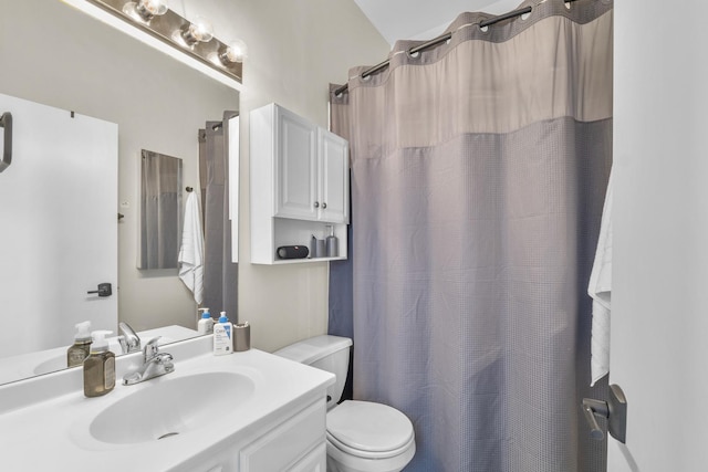 full bath with toilet, vanity, and a shower with curtain
