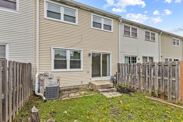 907 Banbury Ct, Schaumburg, IL 60194 - rear view of house featuring a yard, cooling unit, and a fenced backyard