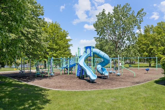 907 Banbury Ct, Schaumburg, IL 60194 - community play area featuring a lawn