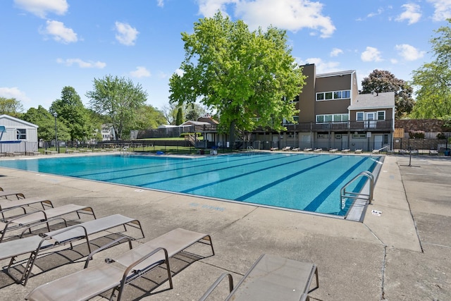 907 Banbury Ct, Schaumburg, IL 60194 - community pool featuring a patio area and fence