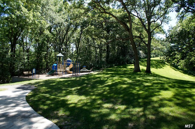 5N850 Ravine Dr, Saint Charles, IL 60175 - surrounding community with a lawn