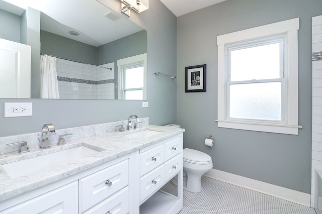 full bath featuring toilet, a shower with shower curtain, double vanity, and baseboards
