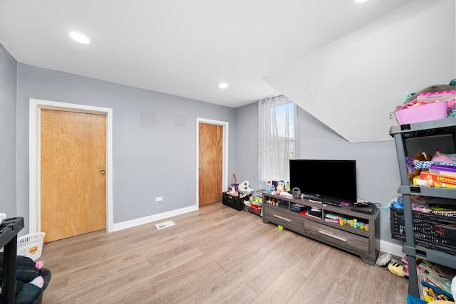 playroom with recessed lighting, baseboards, visible vents, and wood finished floors