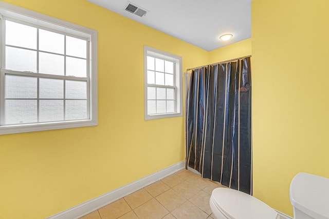 full bath with tile patterned flooring, toilet, baseboards, curtained shower, and visible vents