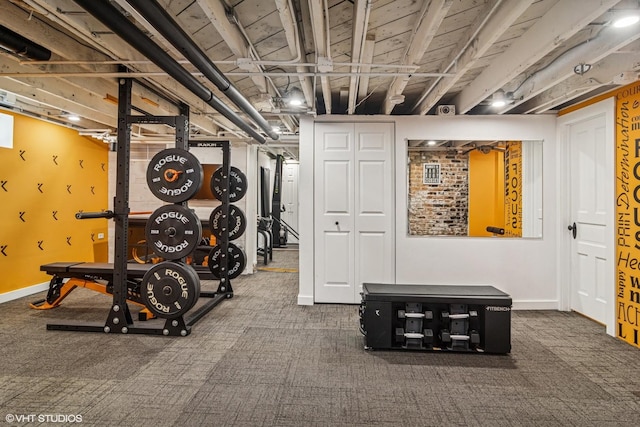 exercise room with carpet and baseboards