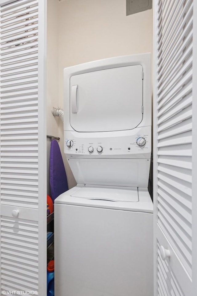 1040 W Adams St Unit 203, Chicago, IL 60607 - washroom with stacked washer and clothes dryer